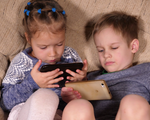 WHO khuyến cáo: Trẻ em không nên xem màn hình máy tính quá 1h mỗi ngày