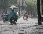 Mưa lớn, một số tuyến phố Hà Nội ngập sâu trong nước