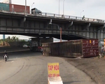 Xe chạy vào đường cấm, thùng container lật nhào dưới gầm cầu Đồng Nai