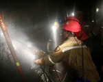 Nam Phi: 1.800 công nhân mắc kẹt trong mỏ bạch kim
