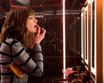 'Quý cô lừa đảo' sẽ khiến bạn bất ngờ về siêu phẩm 'hài banh nóc' của chị đại Anne Hathaway