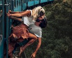 Cặp đôi nam nữ bị chỉ trích vì nụ hôn hoang dại trên tàu hỏa đang chạy