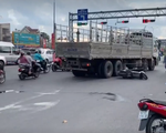 Bình Dương: Xe tải ôm cua cán chết phụ nữ đi xe máy