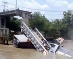 Đồng Tháp: Sập cầu, xe tải rơi xuống kênh