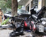 Hà Nội: Yên vị trên vỉa hè, 6 xe máy bị xe điên tông đổ
