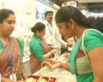 Người dân Ấn Độ nô nức đi mua vàng giảm giá dịp lễ hội