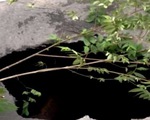 Xuất hiện “hố tử thần” sâu khoảng 2m trên đường phố Hà Nội