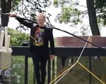 Thót tim với màn biểu diễn đi trên dây của nghệ sỹ 69 tuổi