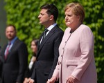 Thủ tướng Đức Angela Merkel run bần bật khi chào cờ
