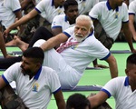 Thủ tướng Ấn Độ cùng tập yoga với hàng chục nghìn người