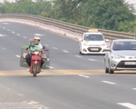 Bất chấp nguy hiểm, xe máy cố tình đi vào làn đường ô tô trên đại lộ Thăng Long