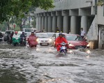 Nhiều tuyến đường ở TP.HCM ngập nặng do mưa lớn