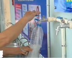 Bệnh nhân viện K Tân Triều phấn khởi dùng nước sạch miễn phí
