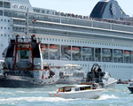 Tàu du lịch mất lái đâm vào bến tàu ở Venice
