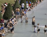 Người dân châu Âu tìm cách tránh nắng nóng