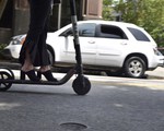 Pháp cấm đỗ xe scooter điện trên vỉa hè