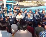 Hải quân hỗ trợ ngư dân bám biển