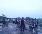 Người dân gần bãi rác Nam Sơn dỡ lều bạt, mở đường cho xe rác vào