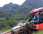 Hòa Bình: Xe khách đâm vào xe tải đỗ ven đường, 14 người thương vong