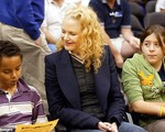 Nicole Kidman mong hàn gắn quan hệ với 2 con nuôi