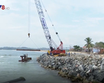 Gấp rút thi công kè chống sạt lở bờ biển Khê Tân, Quảng Ngãi