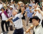 Người già Nhật Bản đổ xô đi mua sản phẩm tài chính