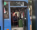 Xử lý tài xế xe bus phun nước bọt và có hành vi xúc phạm người đi đường