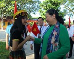 Đồng chí Tòng Thị Phóng dự khai giảng năm học mới tại Yên Bái