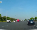 Hai ô tô chèn ép nhau trên đường như phim hành động