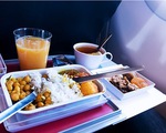 Vì sao đồ ăn trên máy bay có vị khác thường?