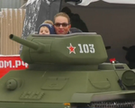 Trải nghiệm lái xe tăng mô hình ở Nga