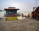 Bắt giữ tàu khai thác cát trái phép trên sông Hồng