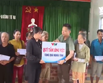 Quỹ Tấm Lòng Việt và Đài THVN trao quà cho người dân thiệt hại do mưa lũ