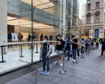 Bất chấp dịch COVID-19, dân tình vẫn xếp hàng dài chờ mua iPhone 12