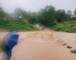 Chèo đò qua suối khi mưa to, 2 người đàn ông bị nước lũ cuốn trôi