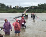 Hàng nghìn nhà dân ngập nước, nhiều người mất tích, thiệt mạng do mưa lũ xối xả ở miền Trung