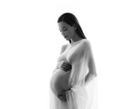Hồ Ngọc Hà chính thức khoe bụng bầu, làm phim về hành trình mang thai