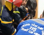 Giải cứu thành công cô gái rơi xuống giếng thang máy ở TP.HCM