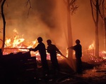 Dập tắt vụ cháy lớn tại cơ sở gỗ trong đêm tại Bình Dương