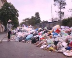 Vụ ùn ứ rác ở Hà Nội: Lao động đình công vì bị nợ lương và BHXH