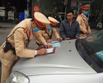 Dán thông báo phạt “nguội” với ô tô vi phạm lỗi dừng, đỗ ở Hà Nội