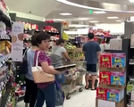 Lo sợ bùng phát dịch Covid-19 (nCoV), người dân Singapore đổ xô đi chợ mua thực phẩm tích trữ