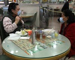 Nhà hàng Hong Kong (Trung Quốc) dựng 'lá chắn' cho khách ăn lẩu