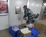 Giao hàng “không chạm” thời dịch COVID-19 ở Trung Quốc