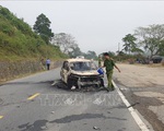 Xe ô tô 7 chỗ cháy rụi sau khi phát nổ, hai người tử vong
