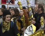 Người biểu tình 'áo vàng' tại Pháp vẫn xuống đường