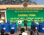 Bộ Tư lệnh Biên phòng tặng thùng chứa nước ngọt cho người dân Bến Tre