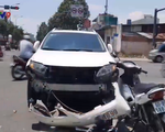 TP.HCM: Ô tô đối đầu xe máy, 2 người nhập viện