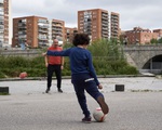 Tây Ban Nha: Trẻ em được chơi bóng trên đường phố, nhưng theo quy định đặc biệt!