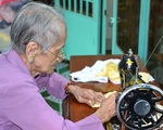 Cụ bà 98 tuổi may khẩu trang vải tặng người nghèo